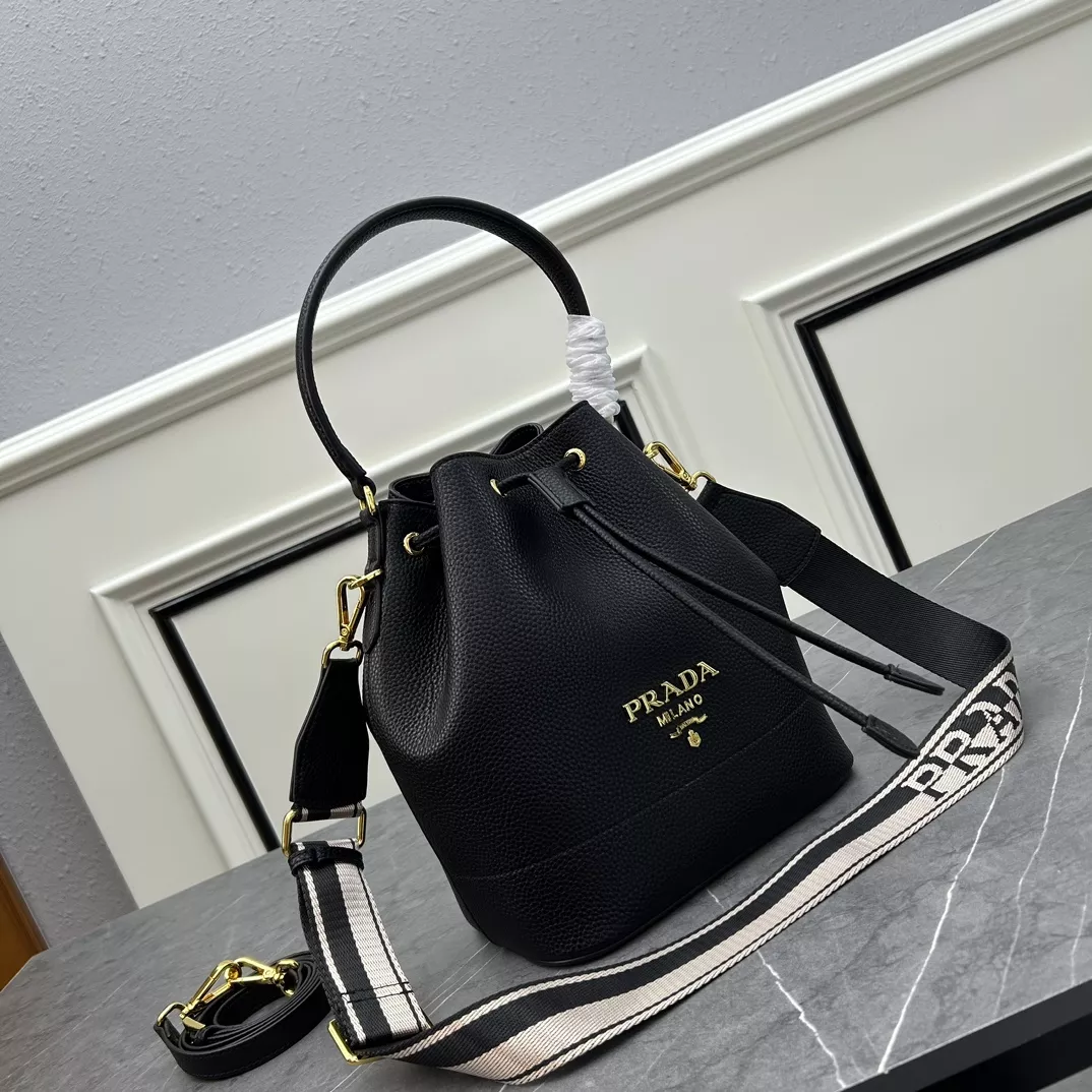 Prada AAA Quality Handbags For Women Trendsetting 6715