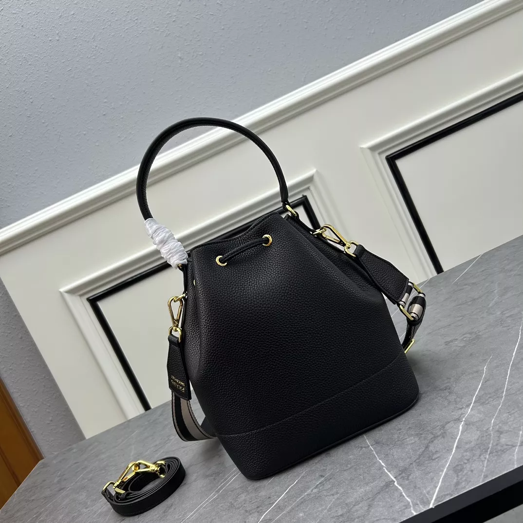 Prada AAA Quality Handbags For Women Trendsetting 6715
