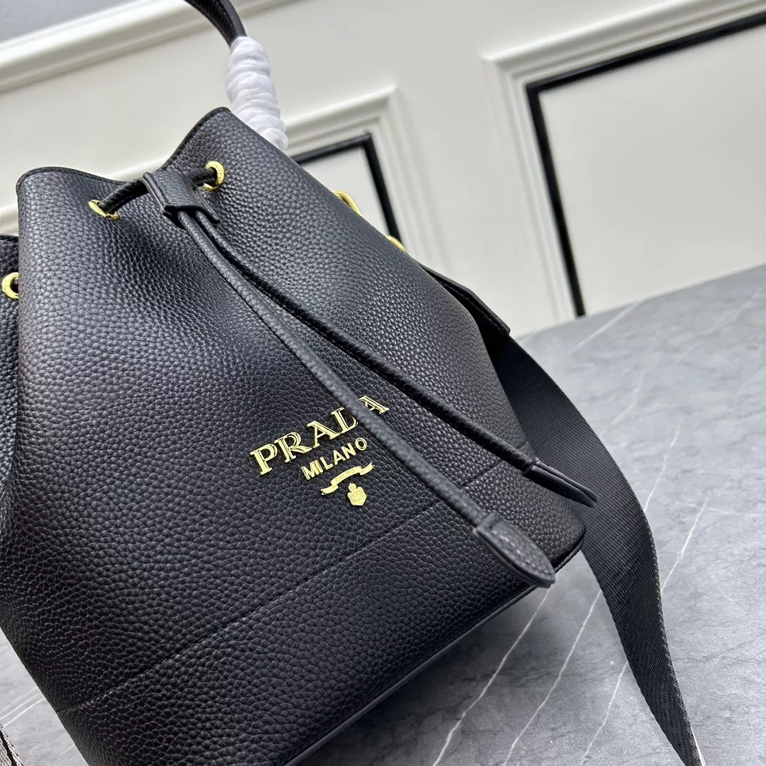 Prada AAA Quality Handbags For Women Trendsetting 6715