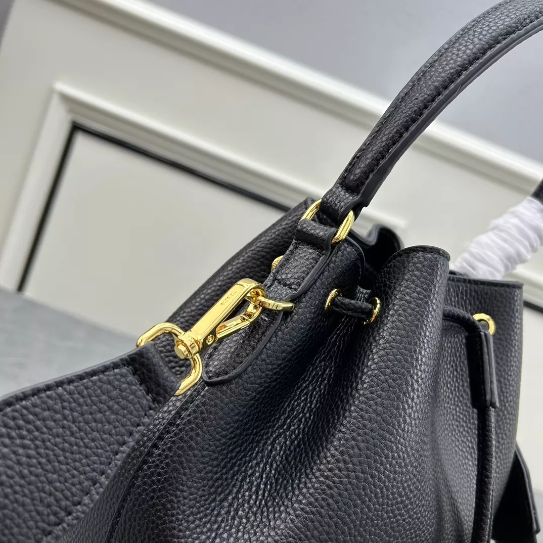 Prada AAA Quality Handbags For Women Trendsetting 6715