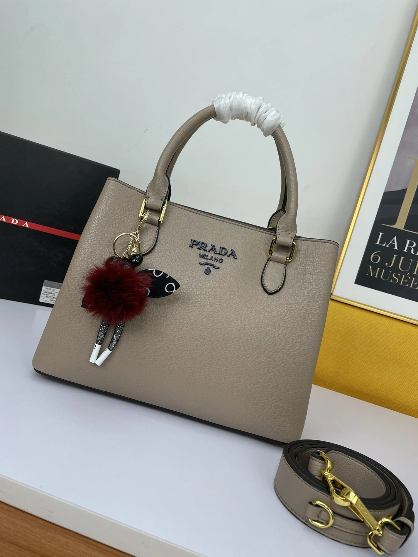 Prada AAA Quality Handbags For Women Trendsetting 7398