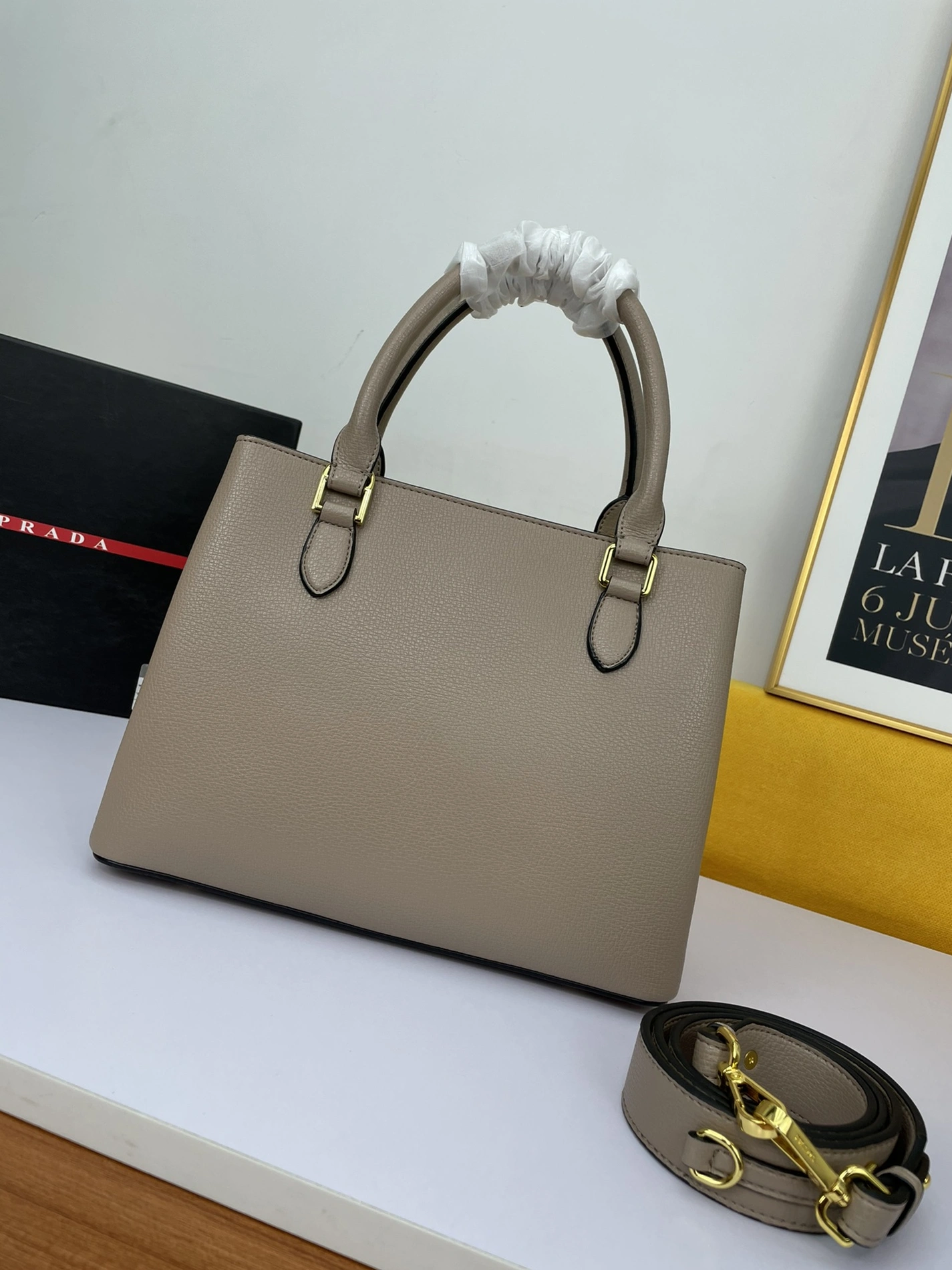 Prada AAA Quality Handbags For Women Trendsetting 7398