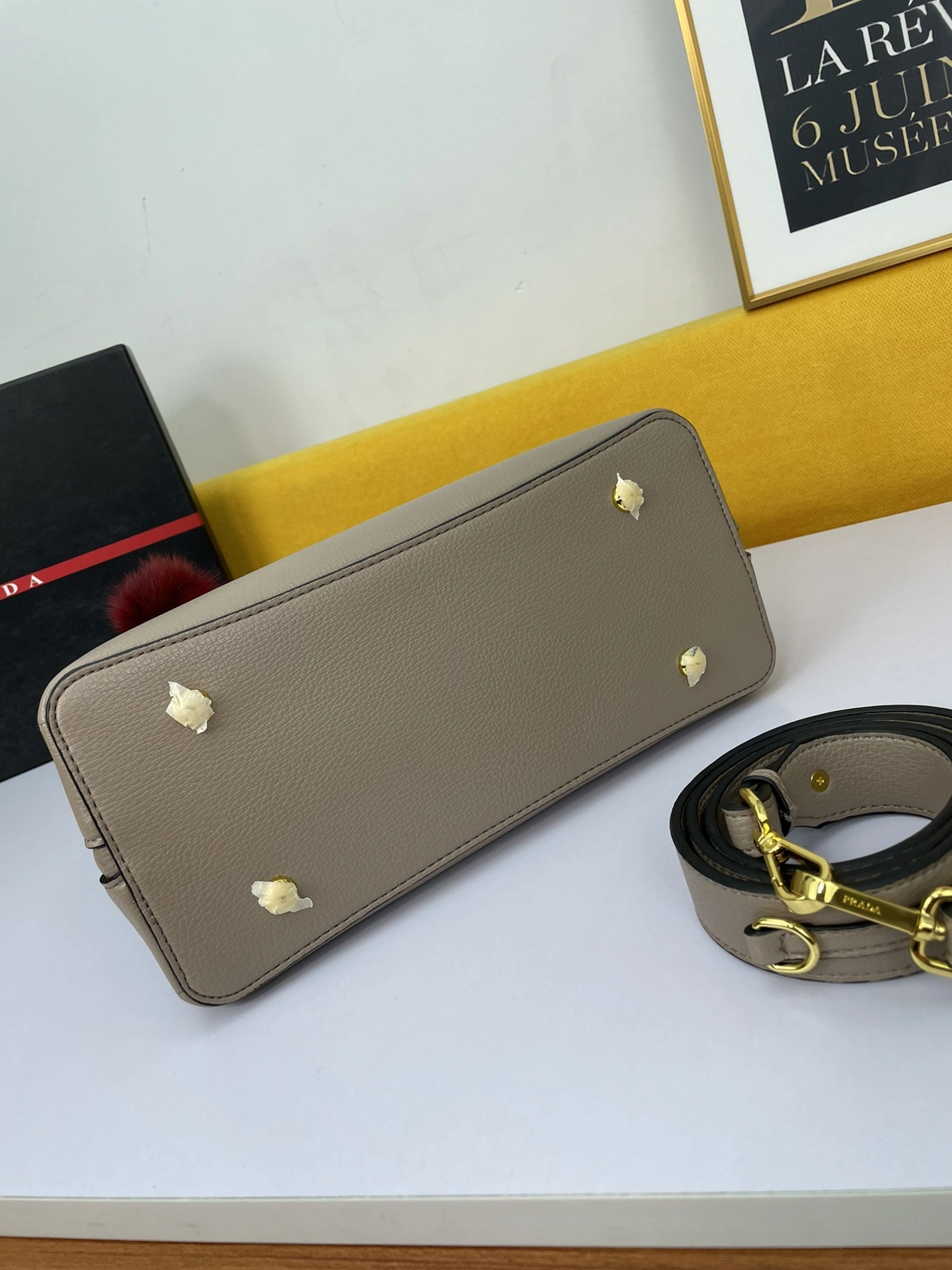Prada AAA Quality Handbags For Women Trendsetting 7398