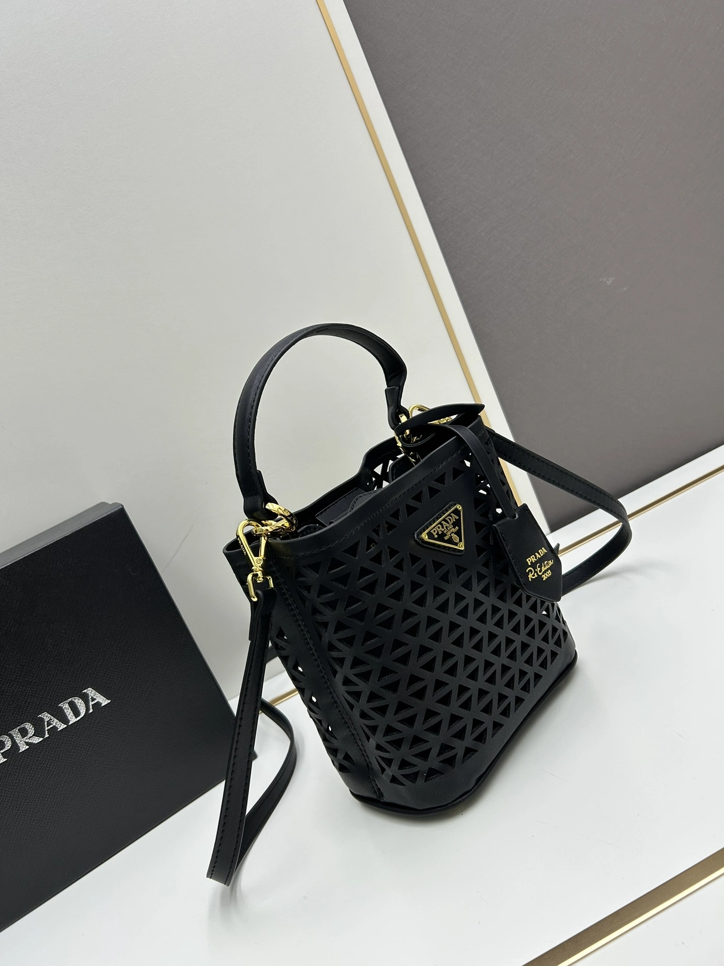 Prada AAA Quality Handbags For Women Trendsetting 7549