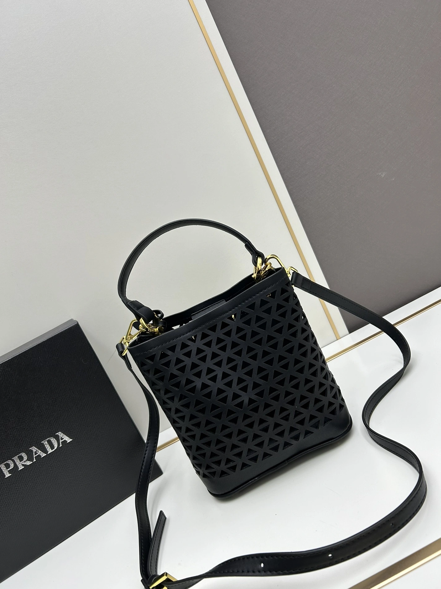 Prada AAA Quality Handbags For Women Trendsetting 7549