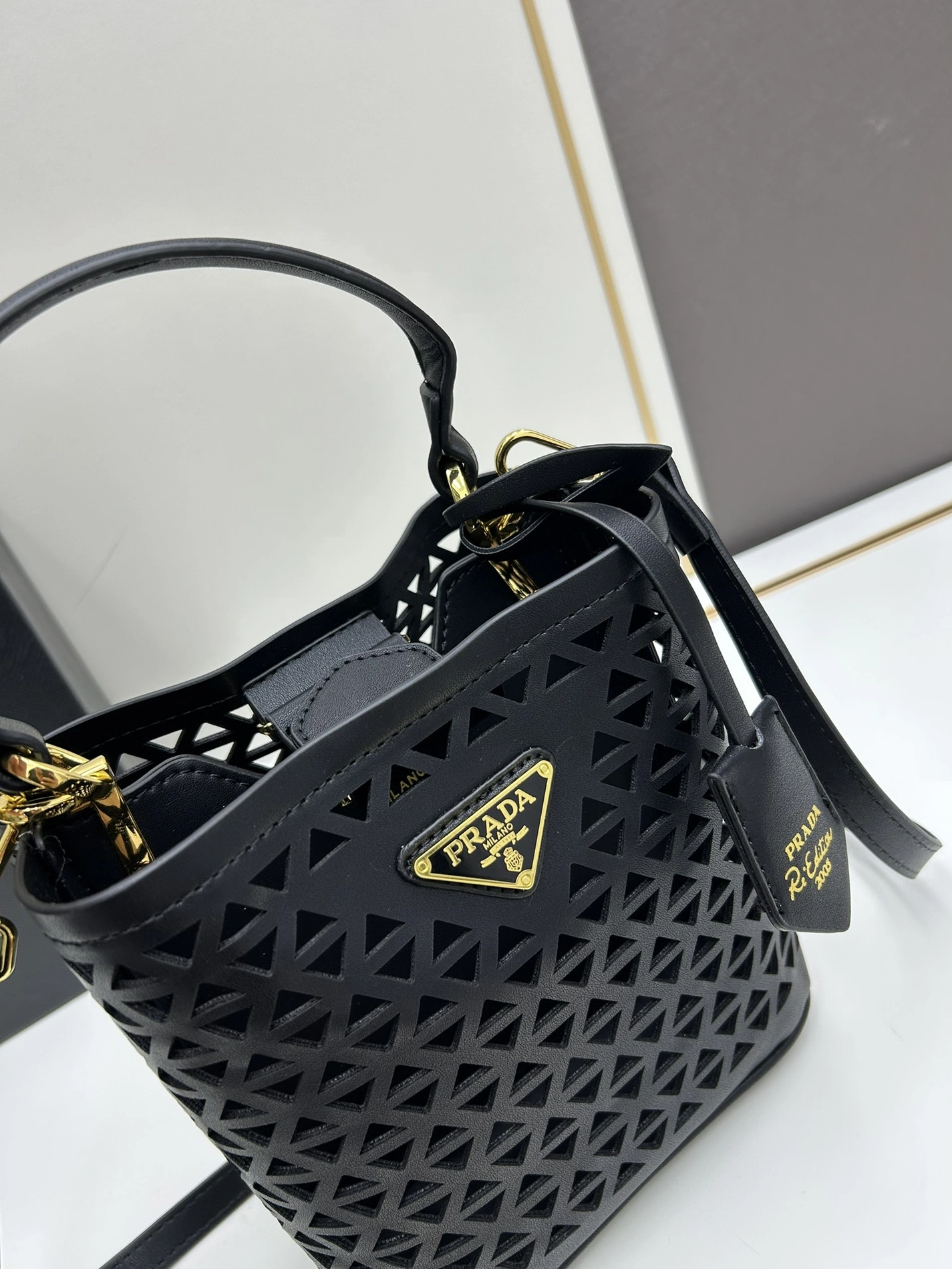 Prada AAA Quality Handbags For Women Trendsetting 7549