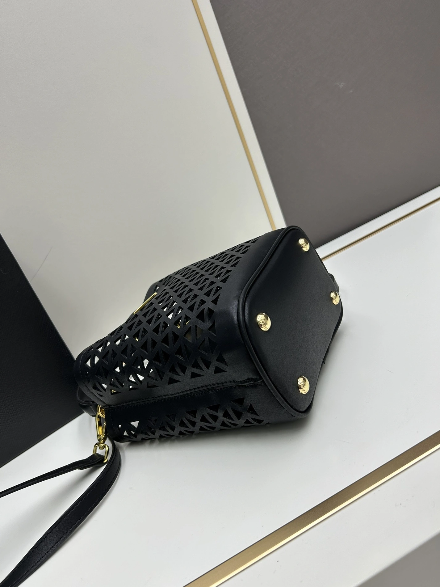 Prada AAA Quality Handbags For Women Trendsetting 7549