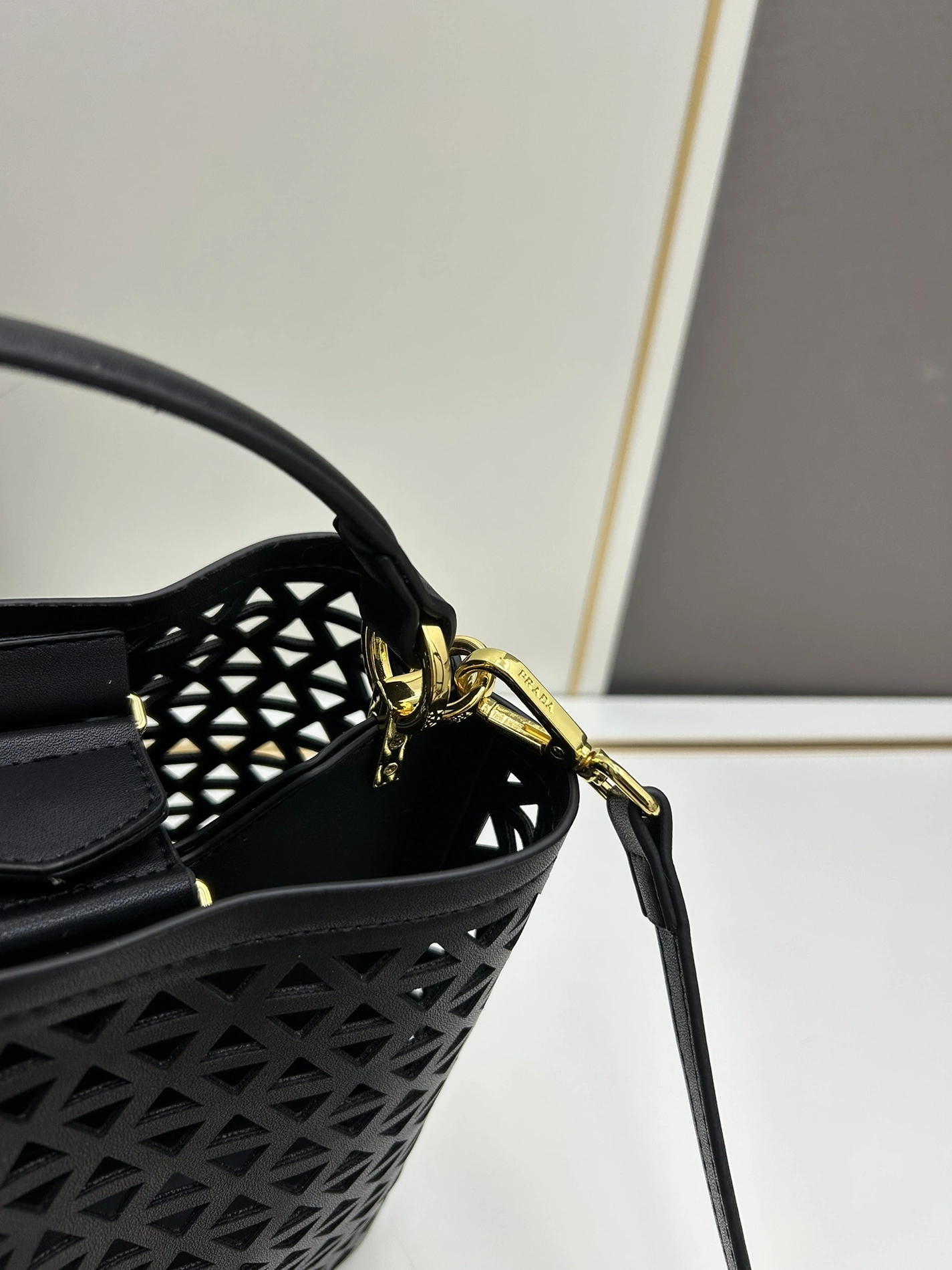Prada AAA Quality Handbags For Women Trendsetting 7549