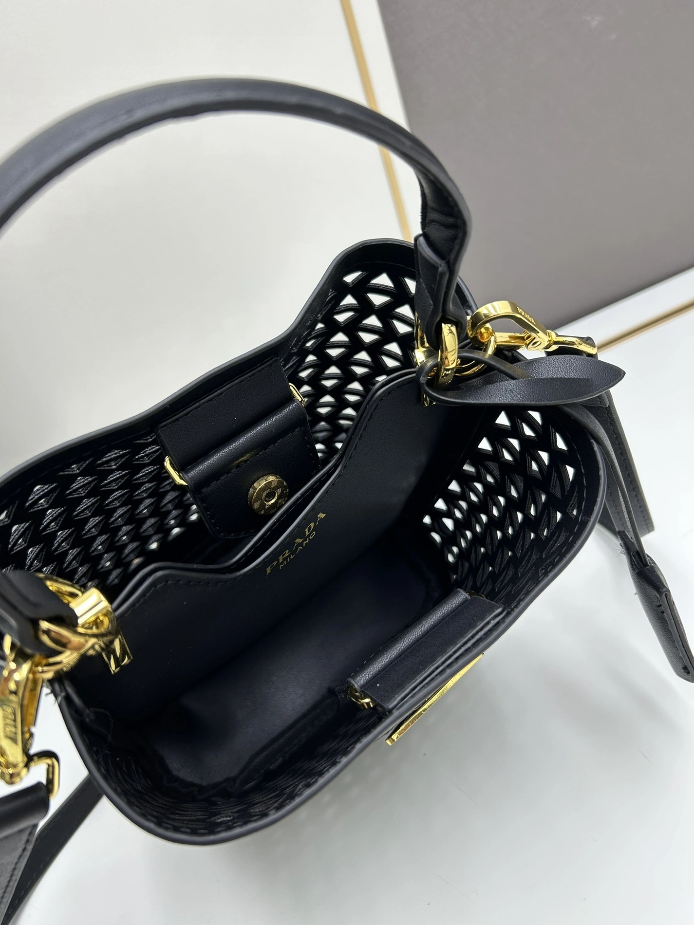 Prada AAA Quality Handbags For Women Trendsetting 7549
