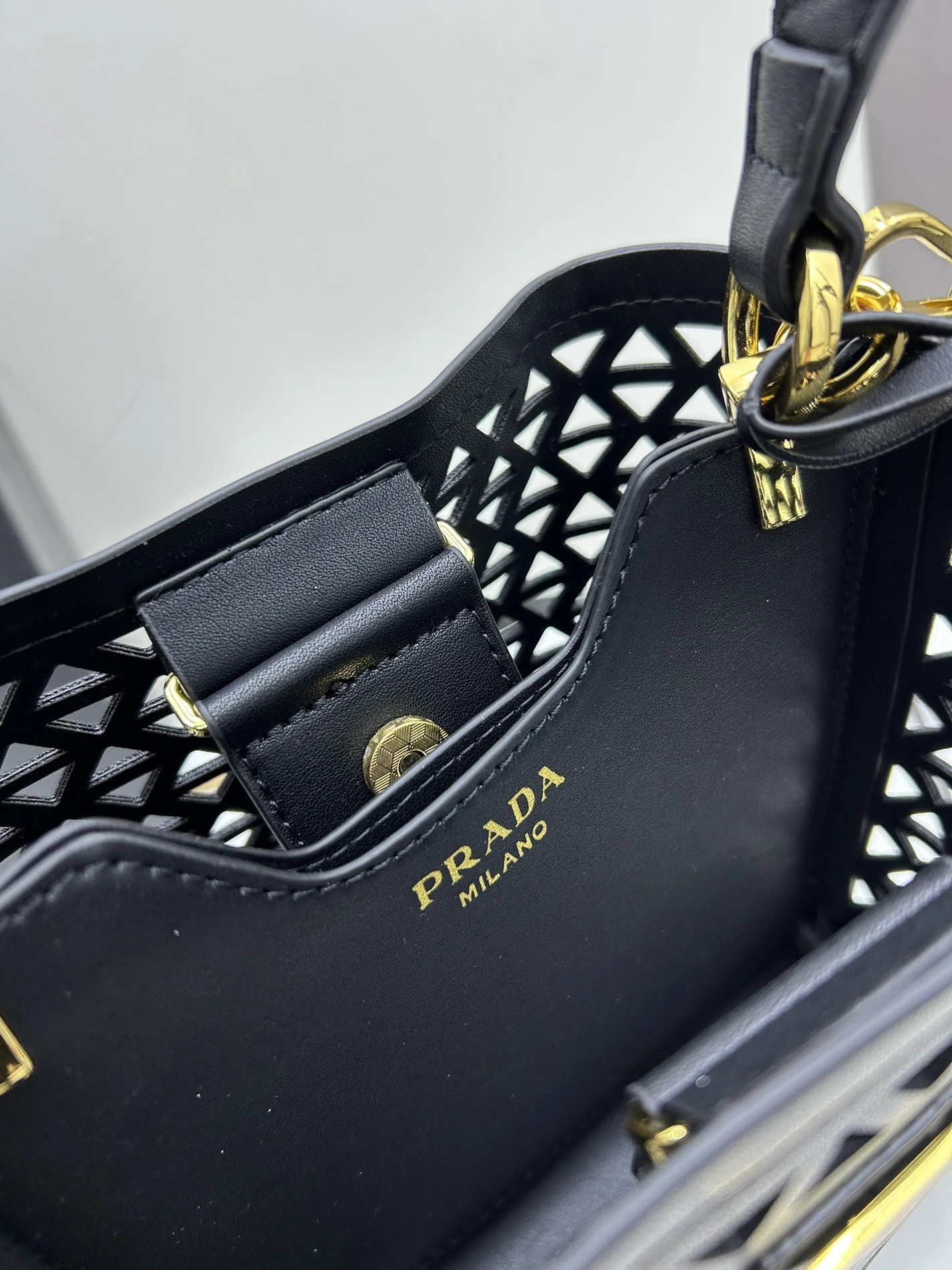 Prada AAA Quality Handbags For Women Trendsetting 7549