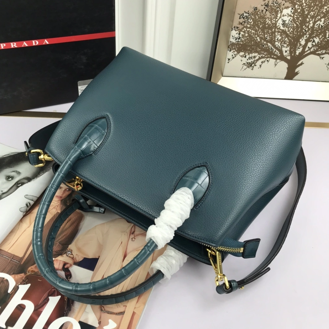 Prada AAA Quality Handbags For Women Trendsetting 7934