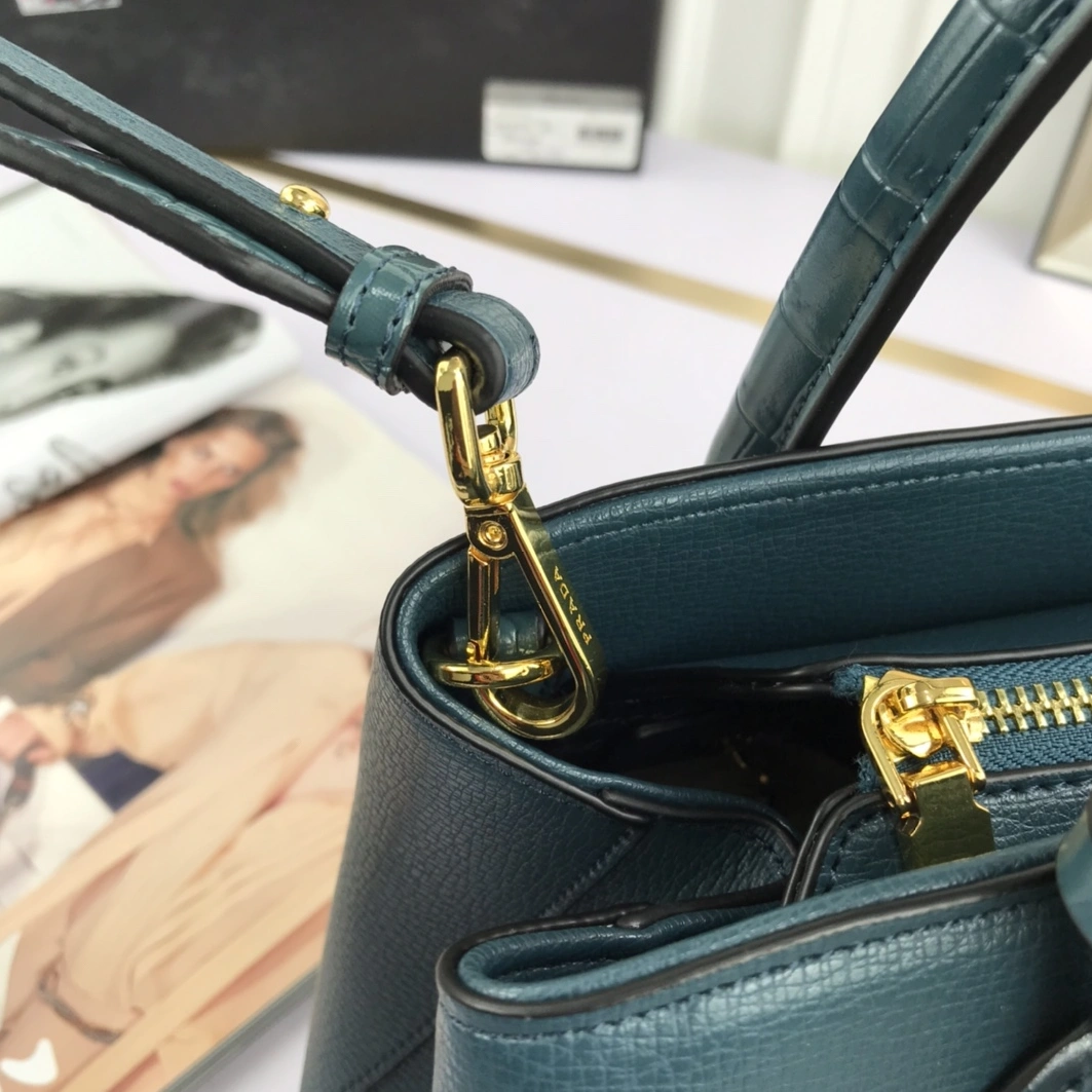 Prada AAA Quality Handbags For Women Trendsetting 7934