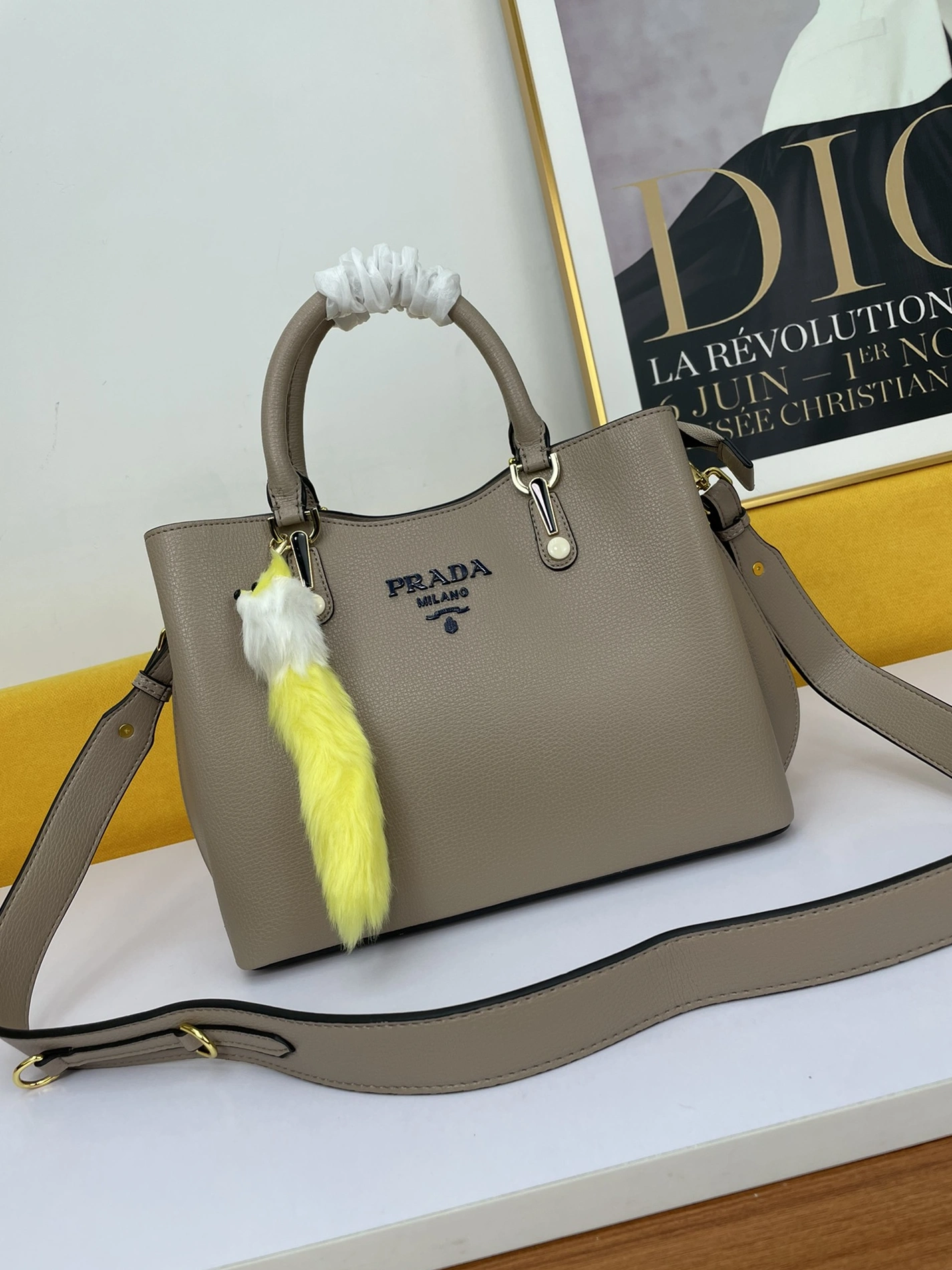 Prada AAA Quality Handbags For Women Trendsetting 982