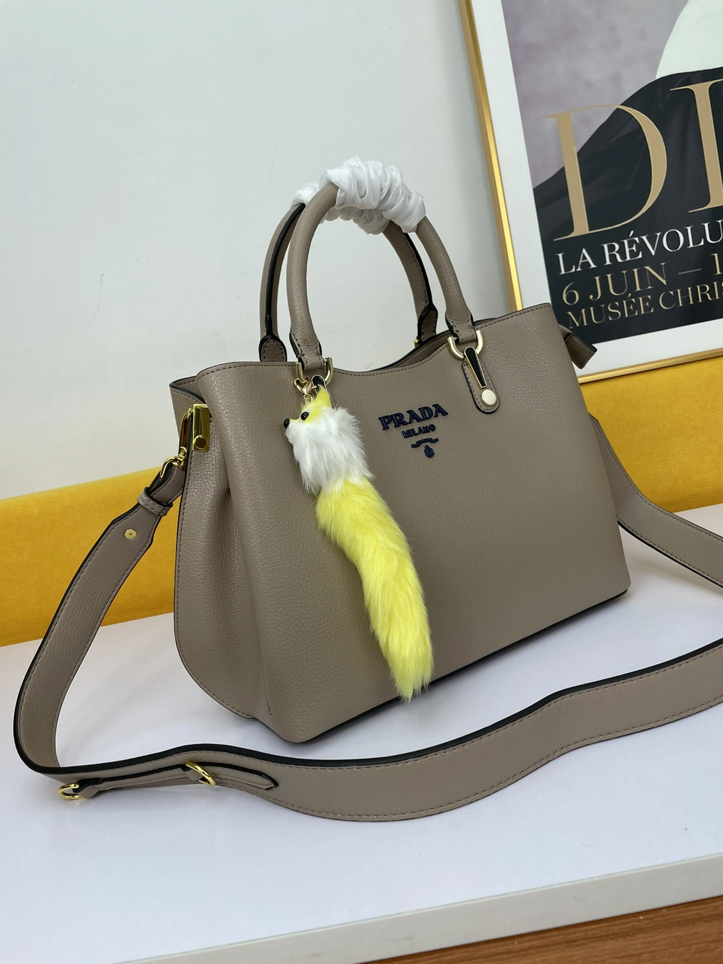 Prada AAA Quality Handbags For Women Trendsetting 982