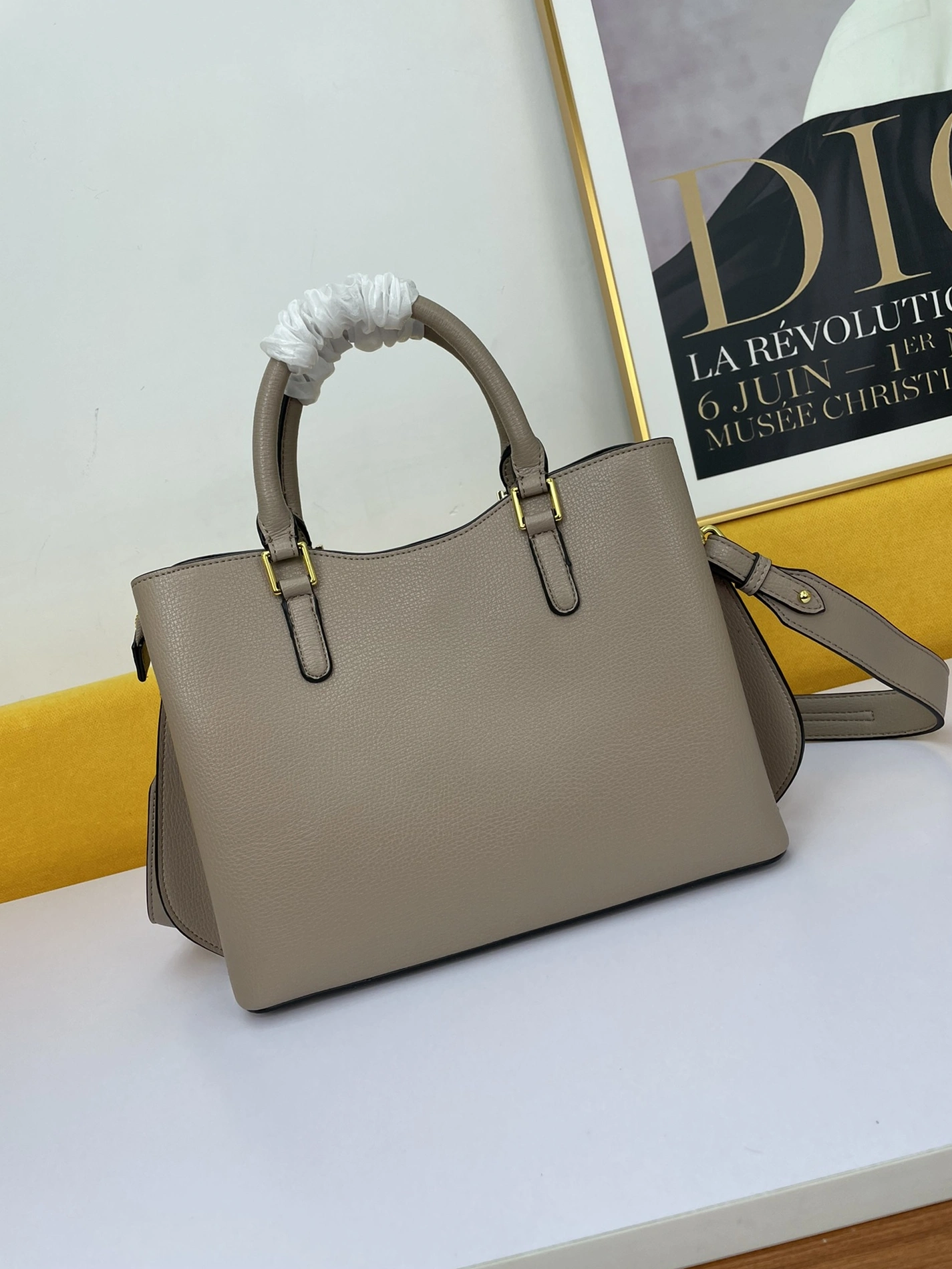 Prada AAA Quality Handbags For Women Trendsetting 982
