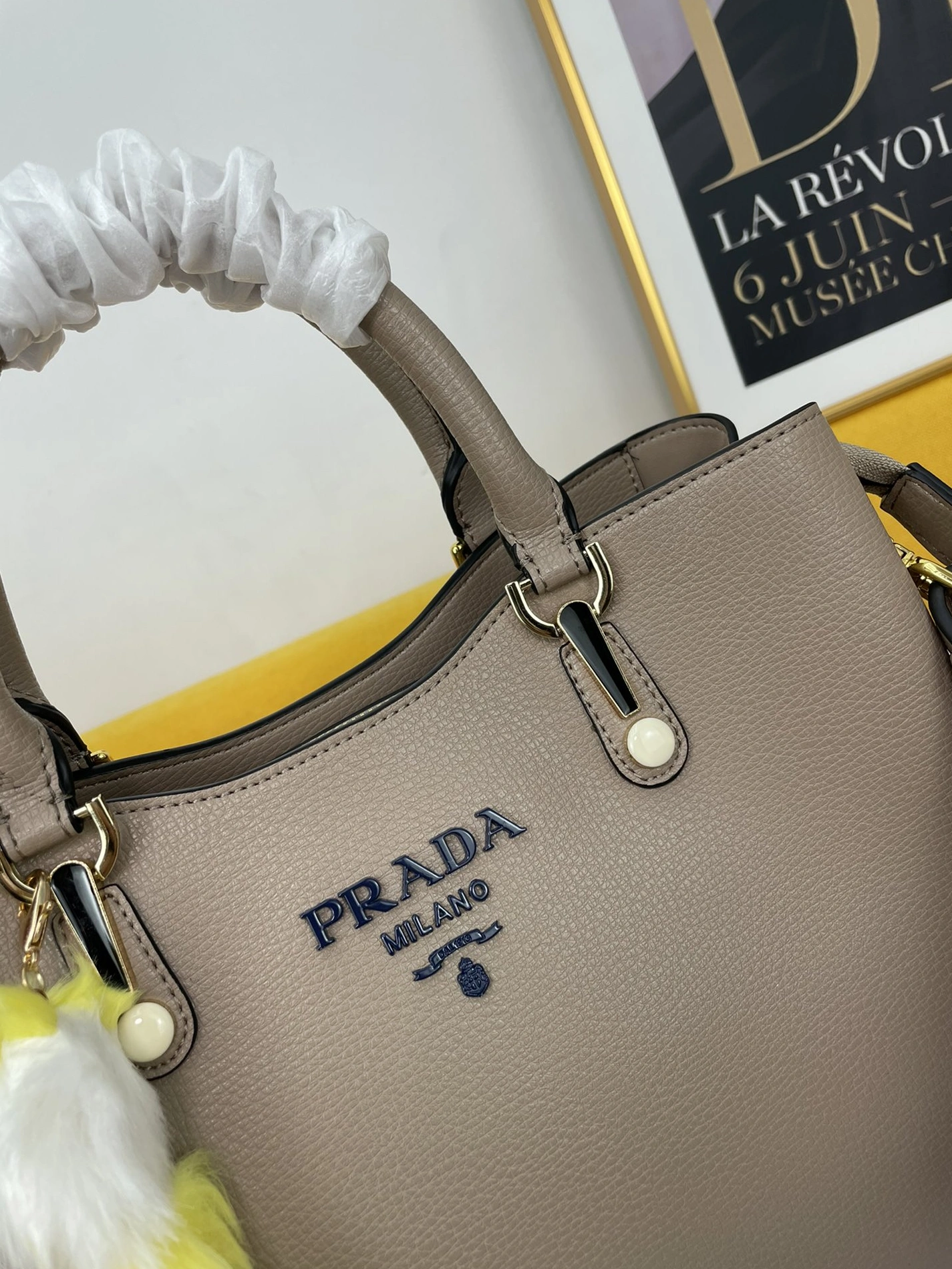 Prada AAA Quality Handbags For Women Trendsetting 982