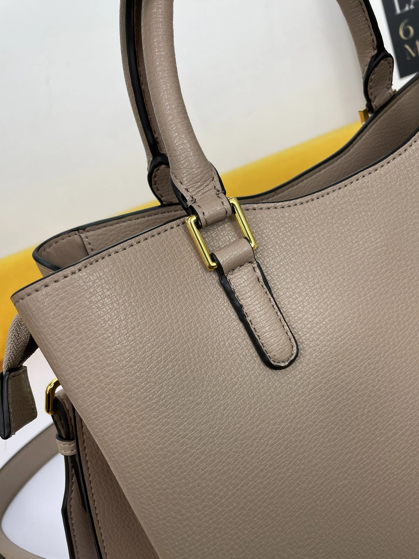 Prada AAA Quality Handbags For Women Trendsetting 982