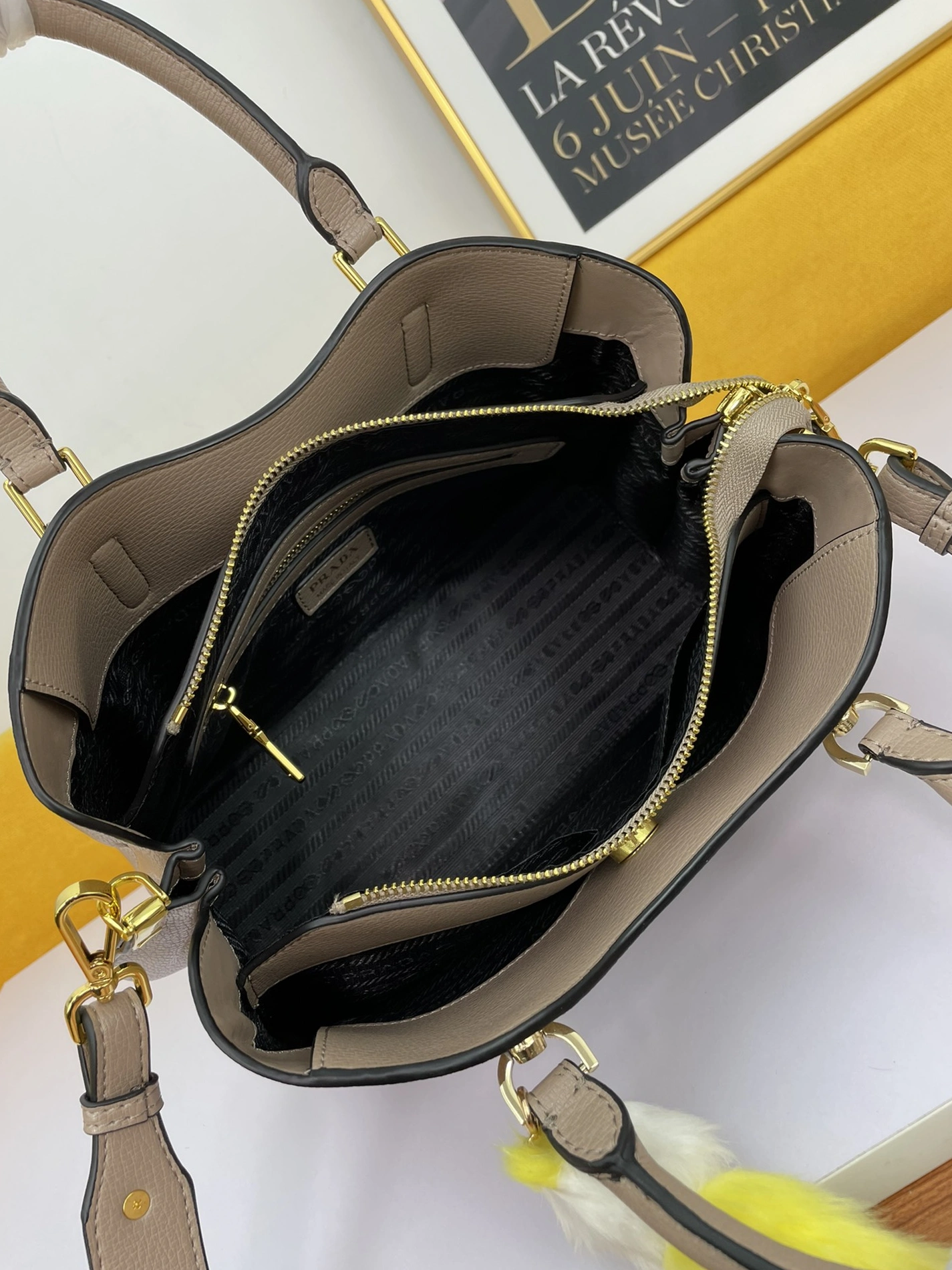 Prada AAA Quality Handbags For Women Trendsetting 982