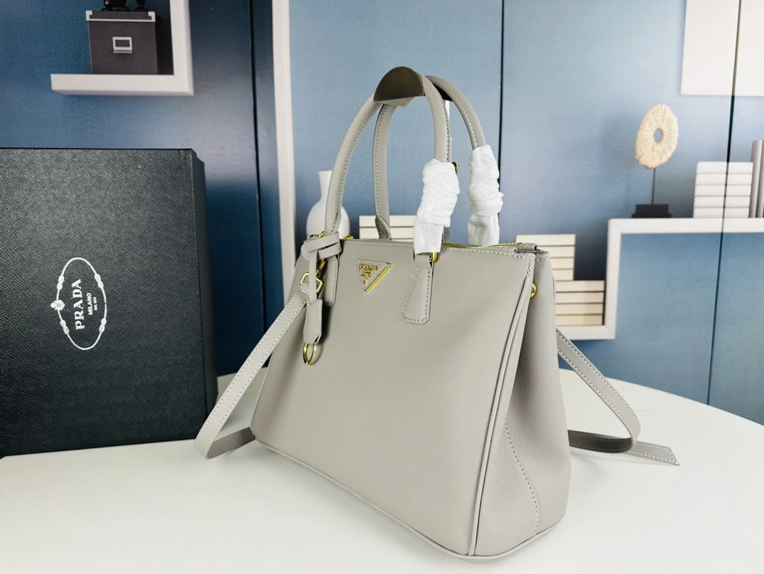 Prada AAA Quality Handbags For Women Unique 4352