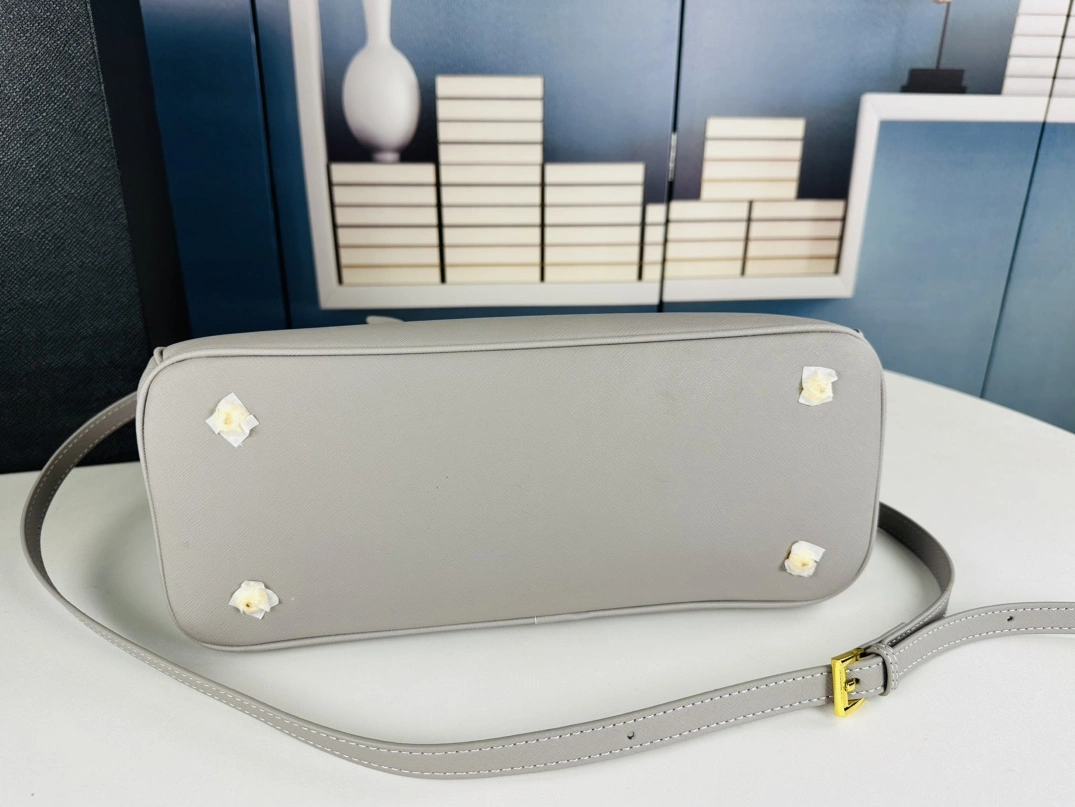Prada AAA Quality Handbags For Women Unique 4352