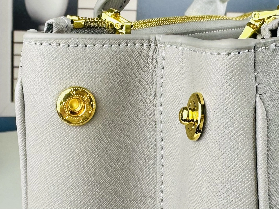 Prada AAA Quality Handbags For Women Unique 4352
