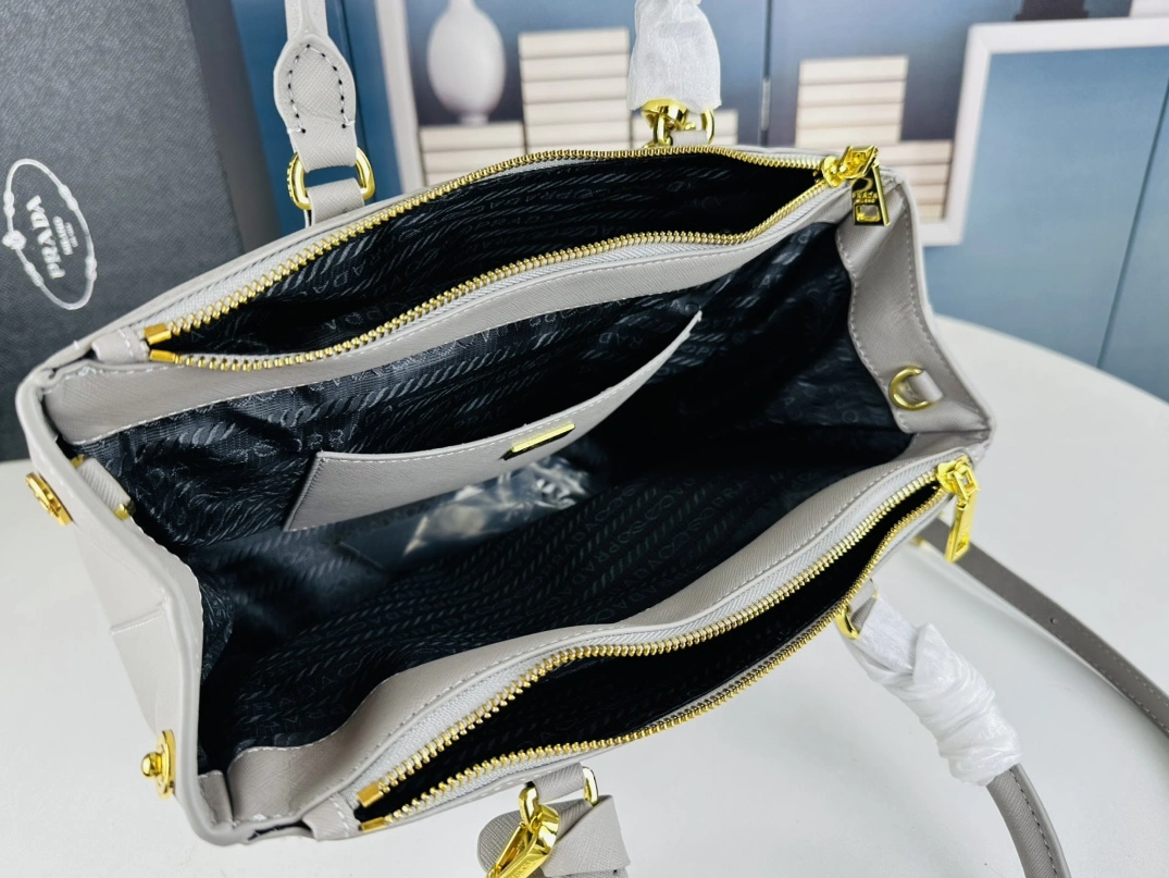 Prada AAA Quality Handbags For Women Unique 4352