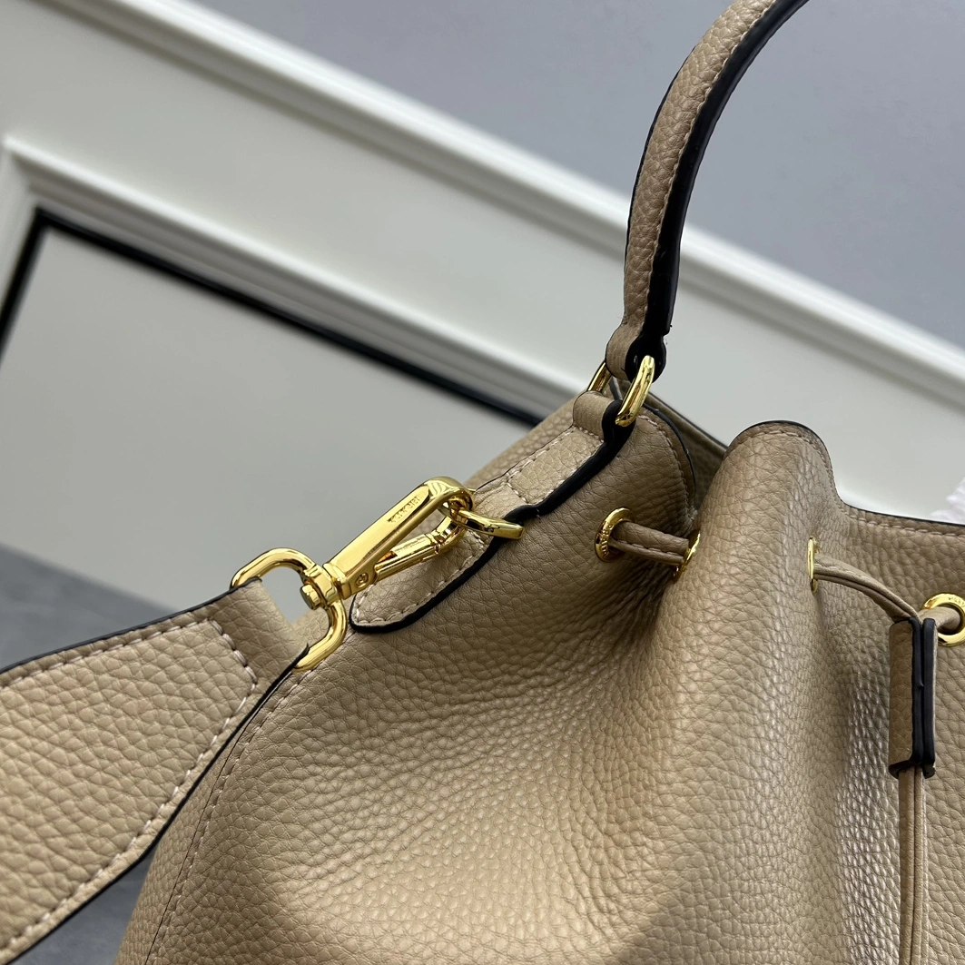 Prada AAA Quality Handbags For Women Vibrant 4148