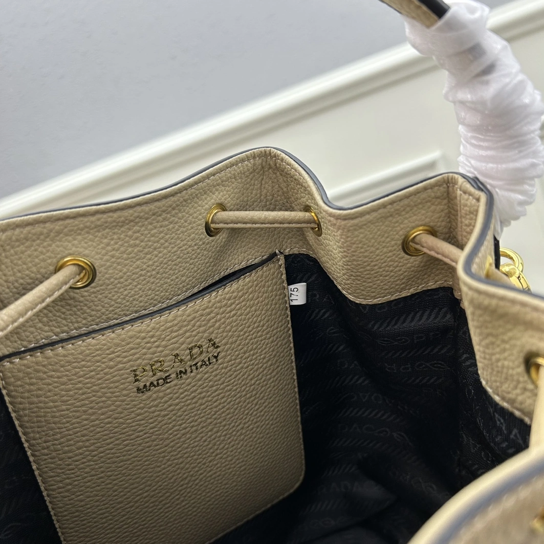 Prada AAA Quality Handbags For Women Vibrant 4148