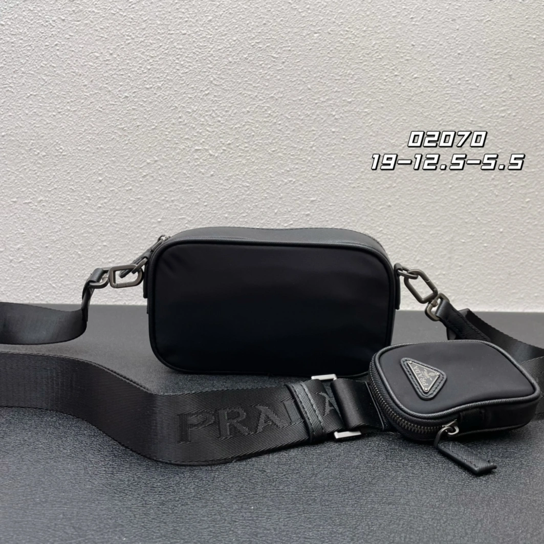 Prada AAA Quality Messenger Bags For Unisex Elegant 8060
