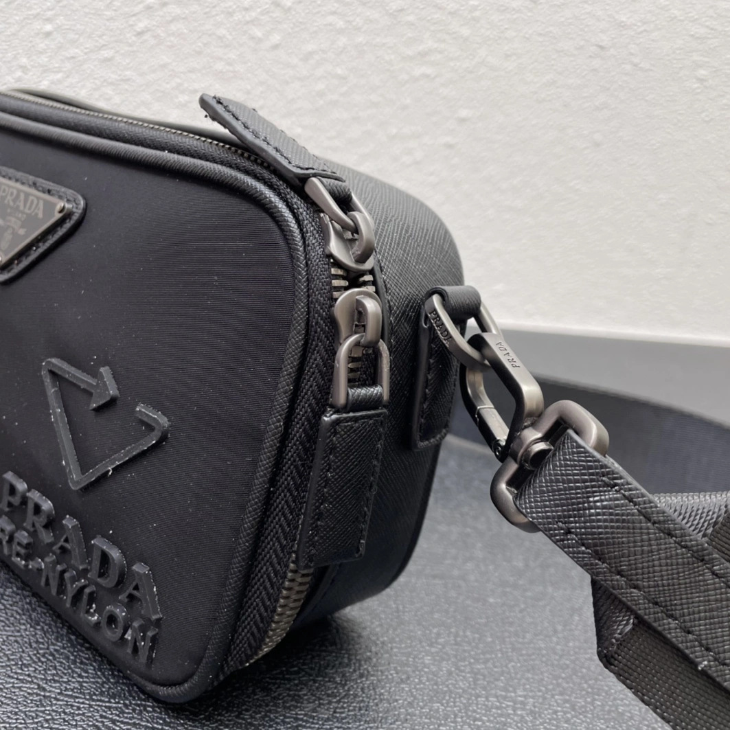 Prada AAA Quality Messenger Bags For Unisex Elegant 8060