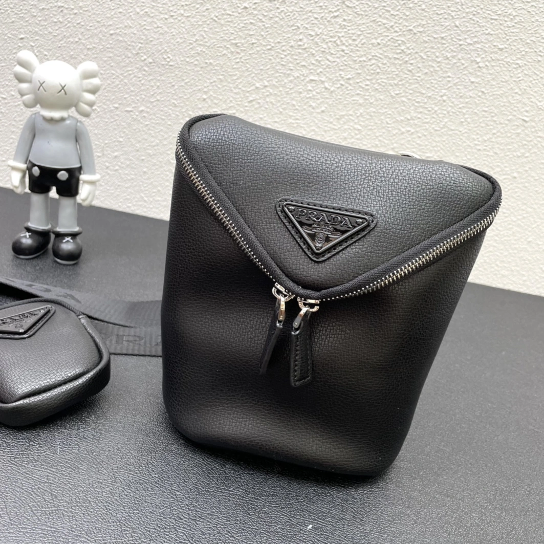 Prada AAA Quality Messenger Bags For Unisex Soft 8228