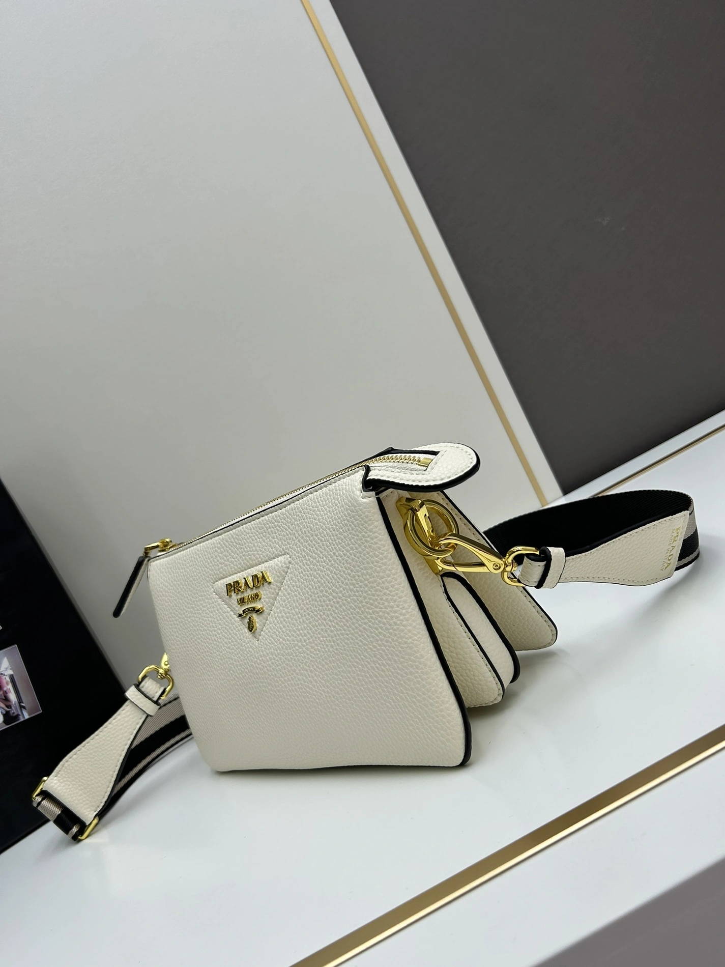 Prada AAA Quality Messenger Bags For Women Classic 9433