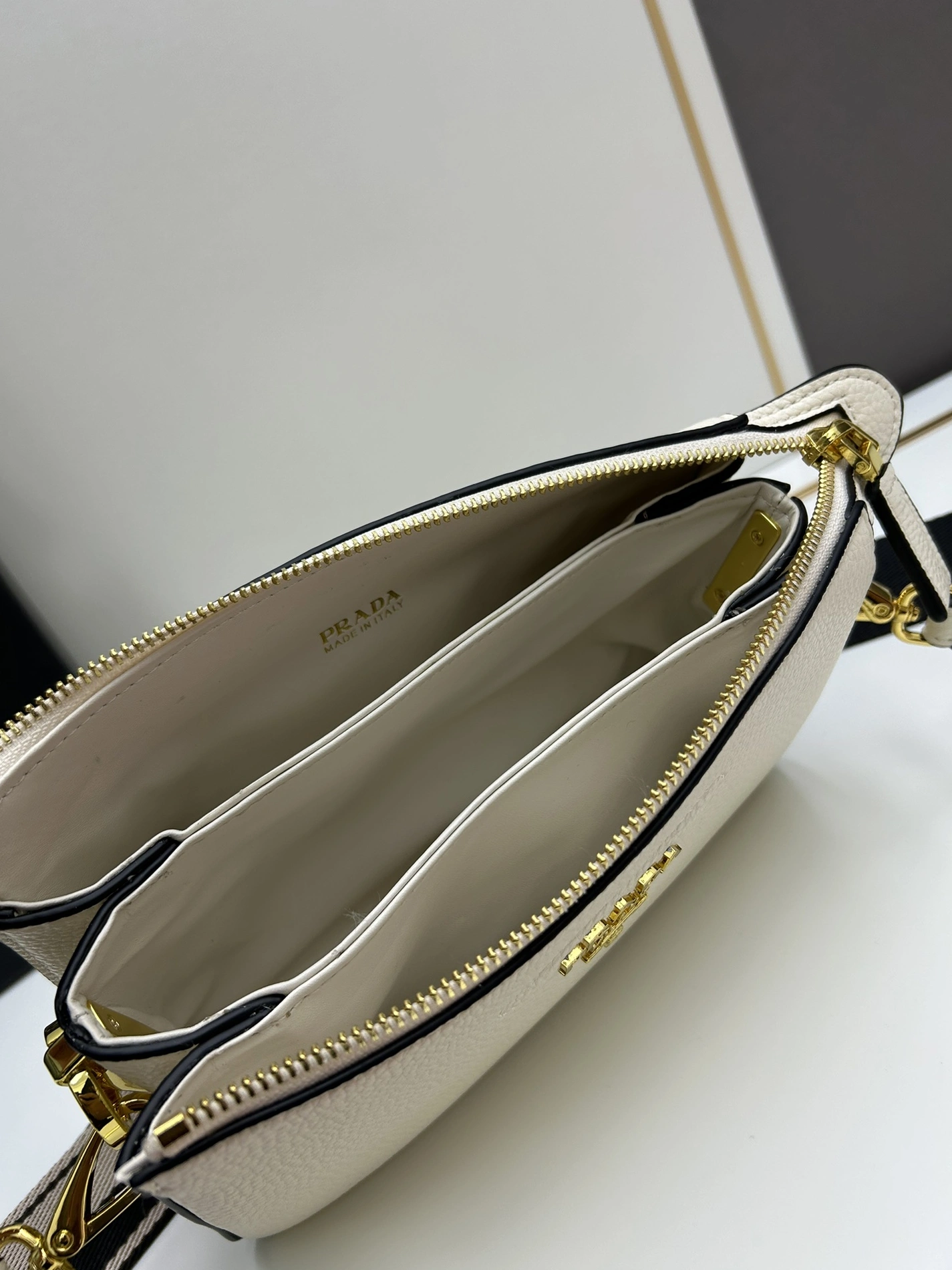 Prada AAA Quality Messenger Bags For Women Classic 9433