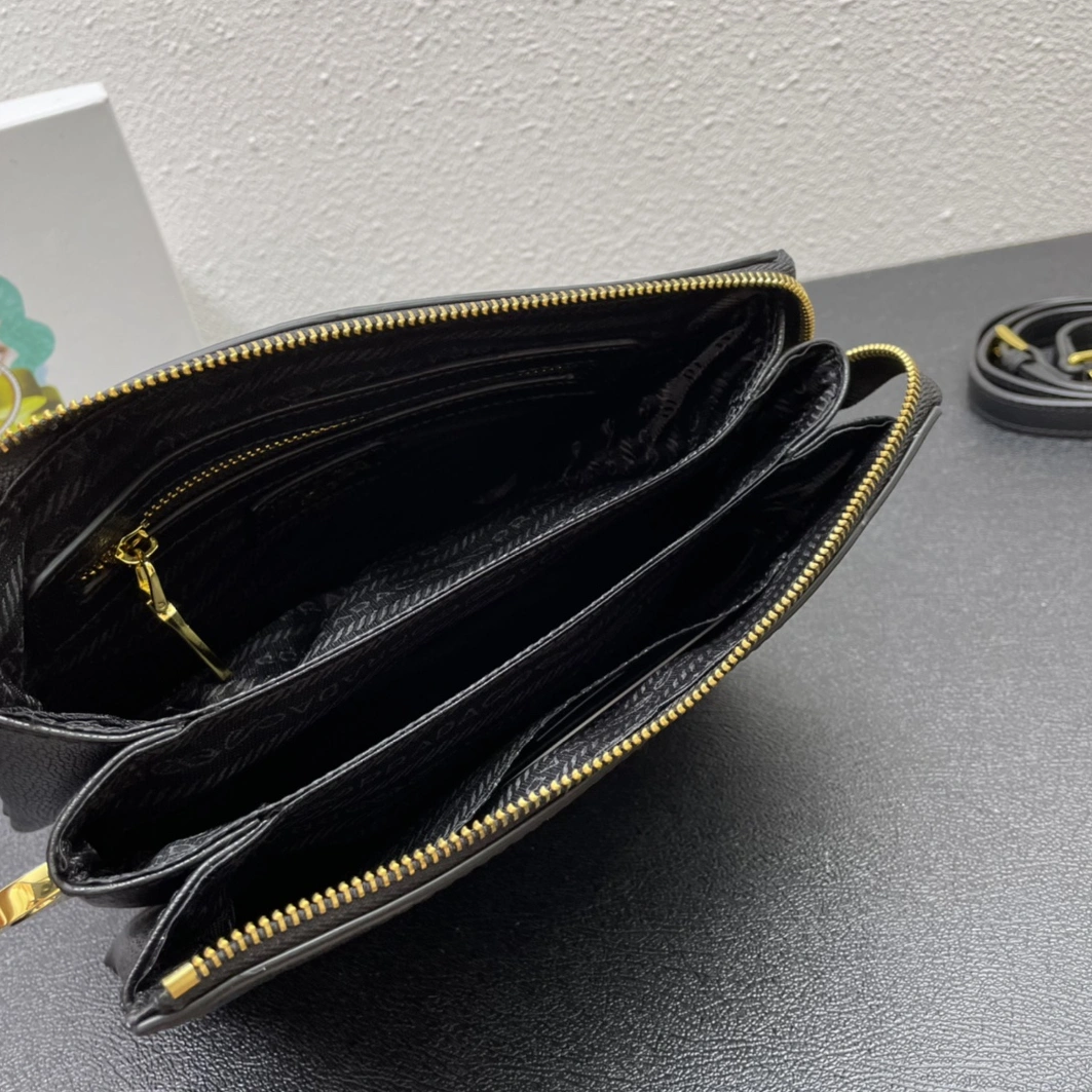 Prada AAA Quality Messenger Bags For Women Compact 7678