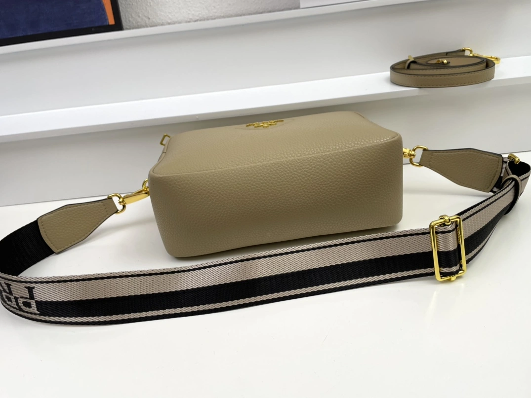 Prada AAA Quality Messenger Bags For Women Cozy 3719