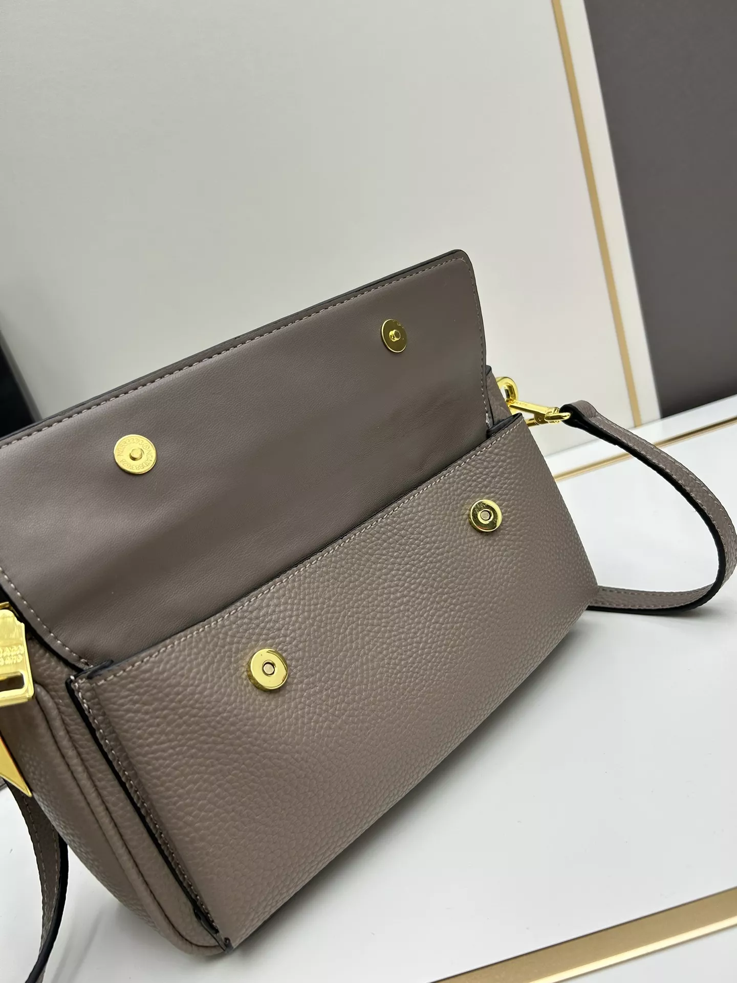 Prada AAA Quality Messenger Bags For Women Fashionable 3221