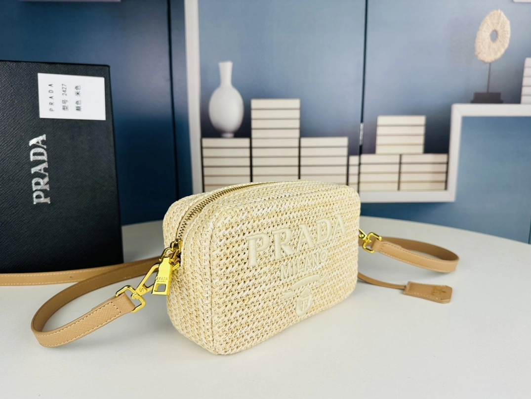 Prada AAA Quality Messenger Bags For Women Fashionable 4942