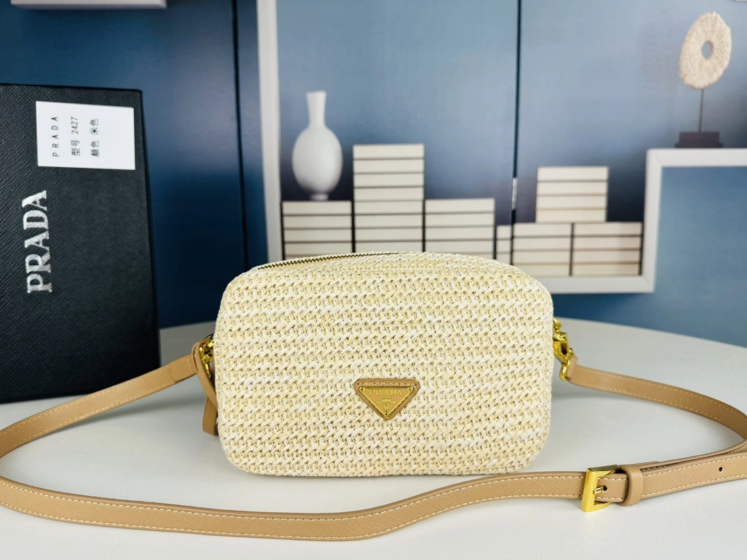 Prada AAA Quality Messenger Bags For Women Fashionable 4942