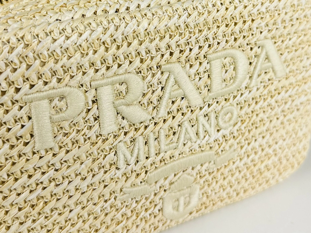 Prada AAA Quality Messenger Bags For Women Fashionable 4942