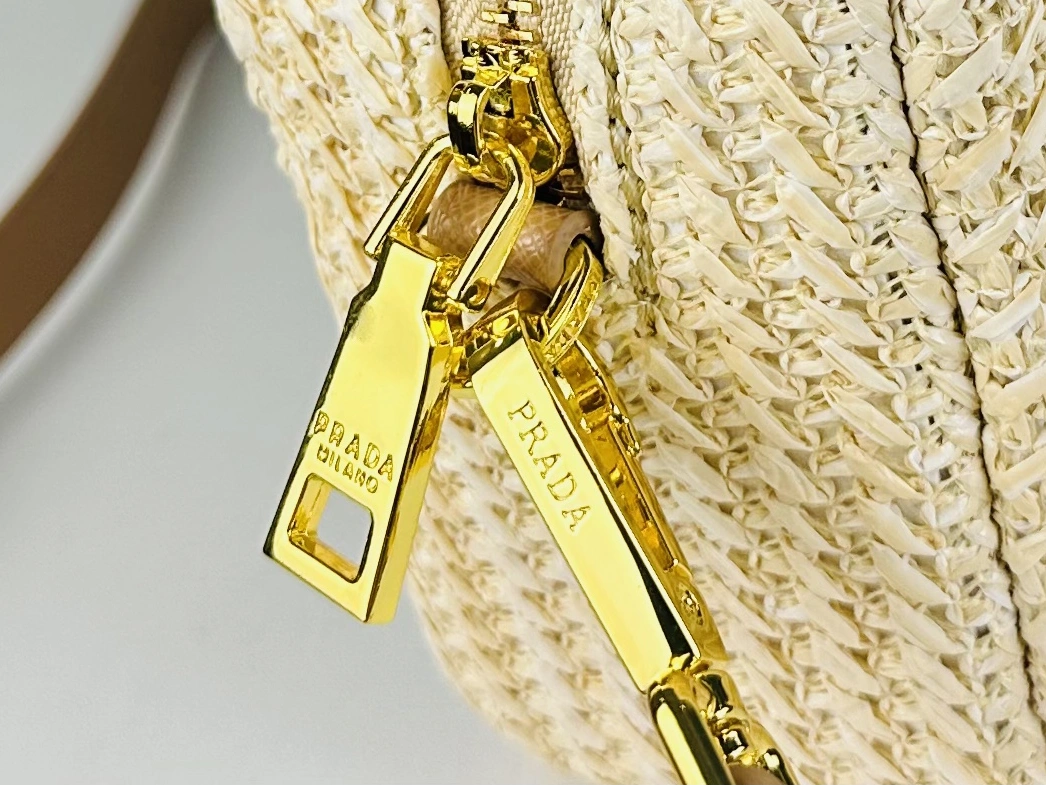 Prada AAA Quality Messenger Bags For Women Fashionable 4942