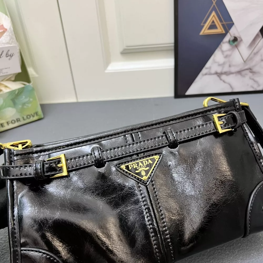 Prada AAA Quality Messenger Bags For Women Fashionable 8559