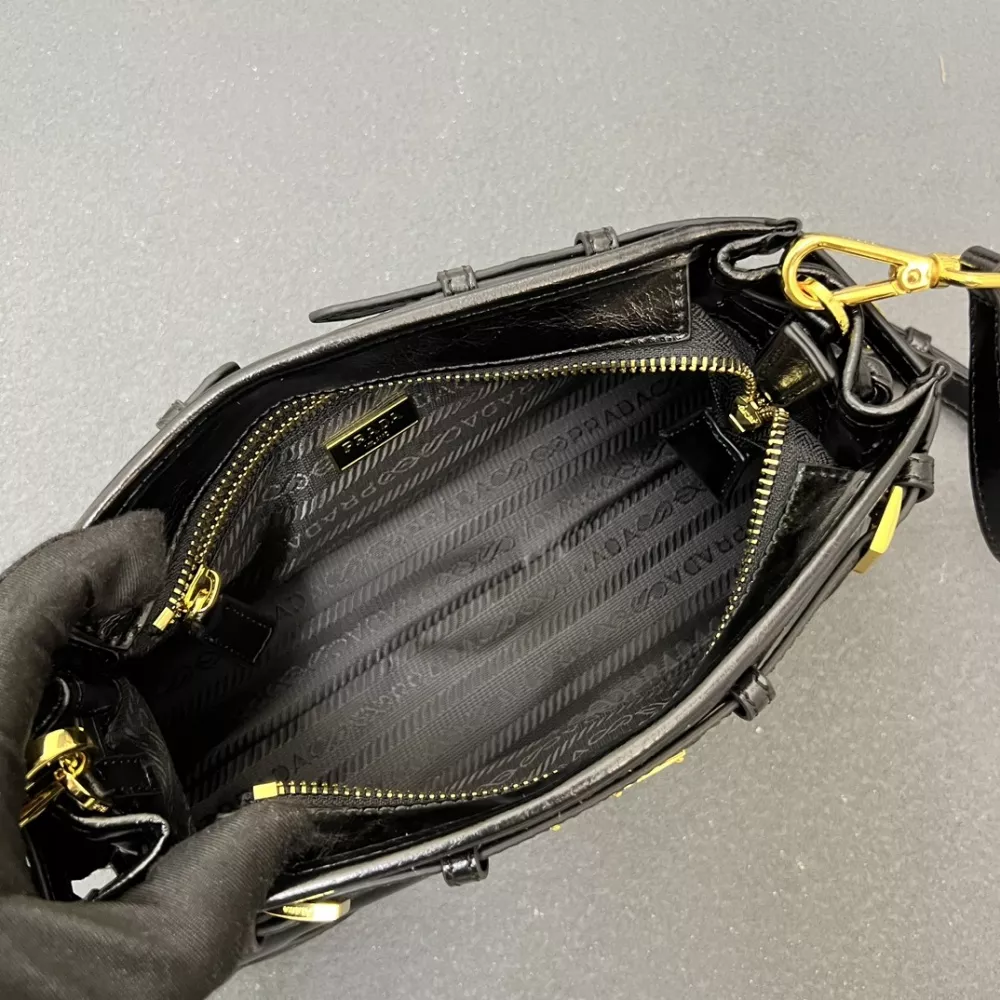 Prada AAA Quality Messenger Bags For Women Fashionable 8559