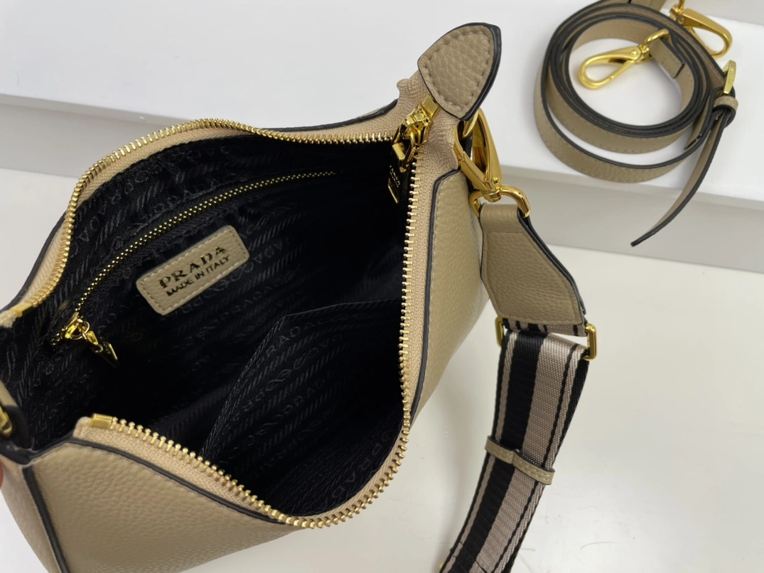 Prada AAA Quality Messenger Bags For Women Fashionable 9799