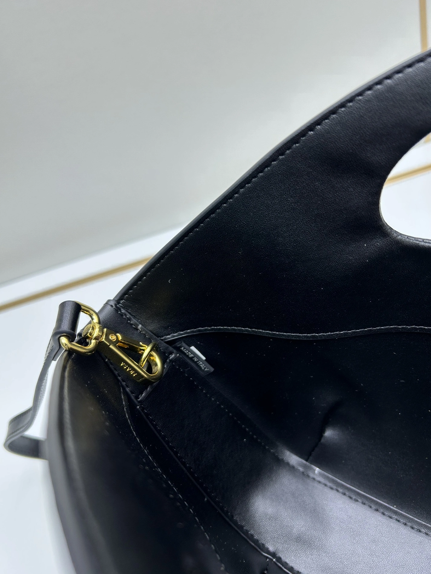 Prada AAA Quality Messenger Bags For Women GoodFit 8574