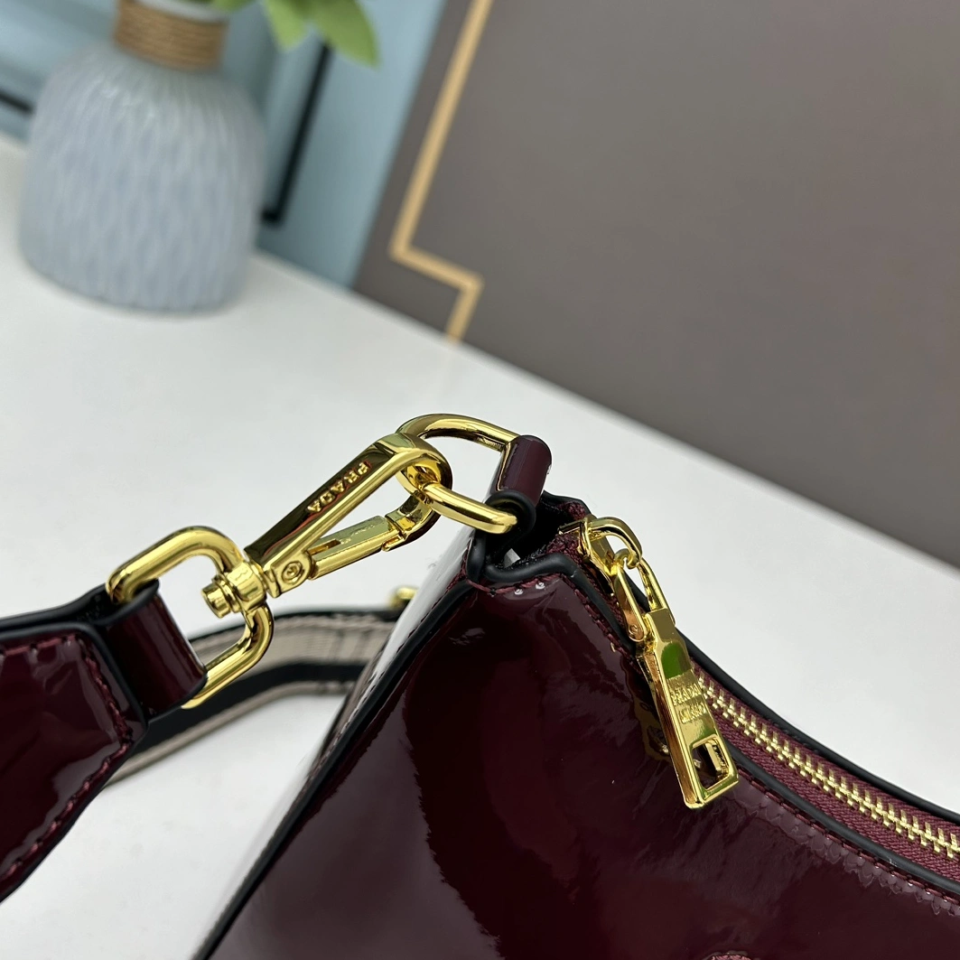 Prada AAA Quality Messenger Bags For Women Lightweight 8254