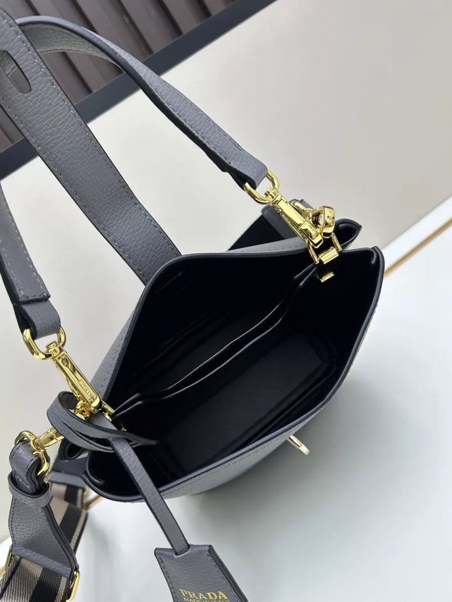 Prada AAA Quality Messenger Bags For Women SmartChoice 193