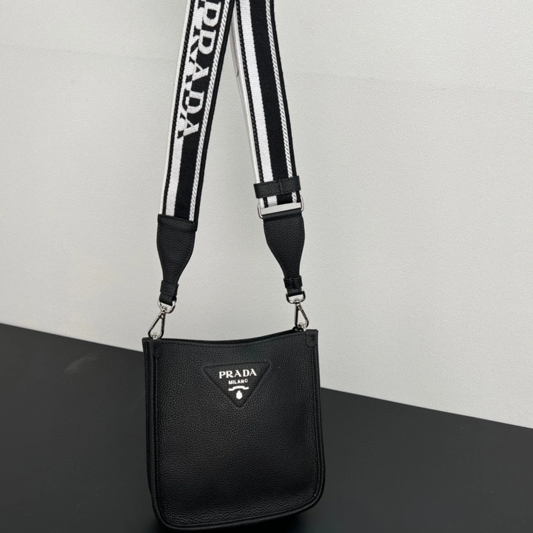 Prada AAA Quality Messenger Bags For Women Sophisticated 7738