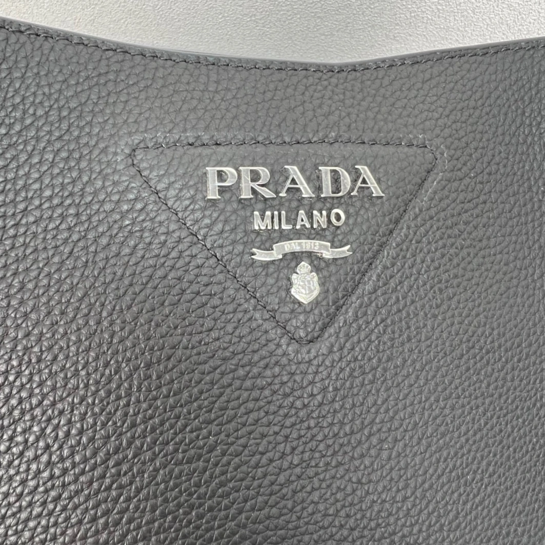 Prada AAA Quality Messenger Bags For Women Sophisticated 7738