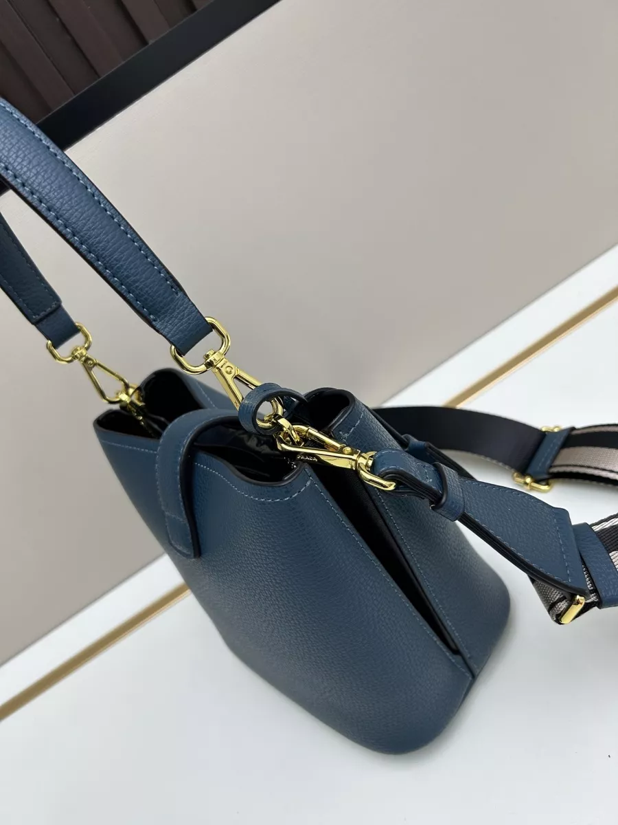 Prada AAA Quality Messenger Bags For Women Stylish 783