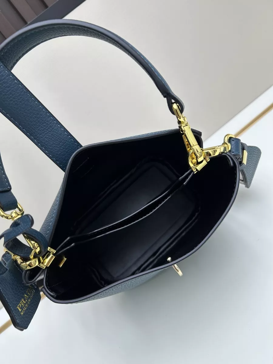 Prada AAA Quality Messenger Bags For Women Stylish 783